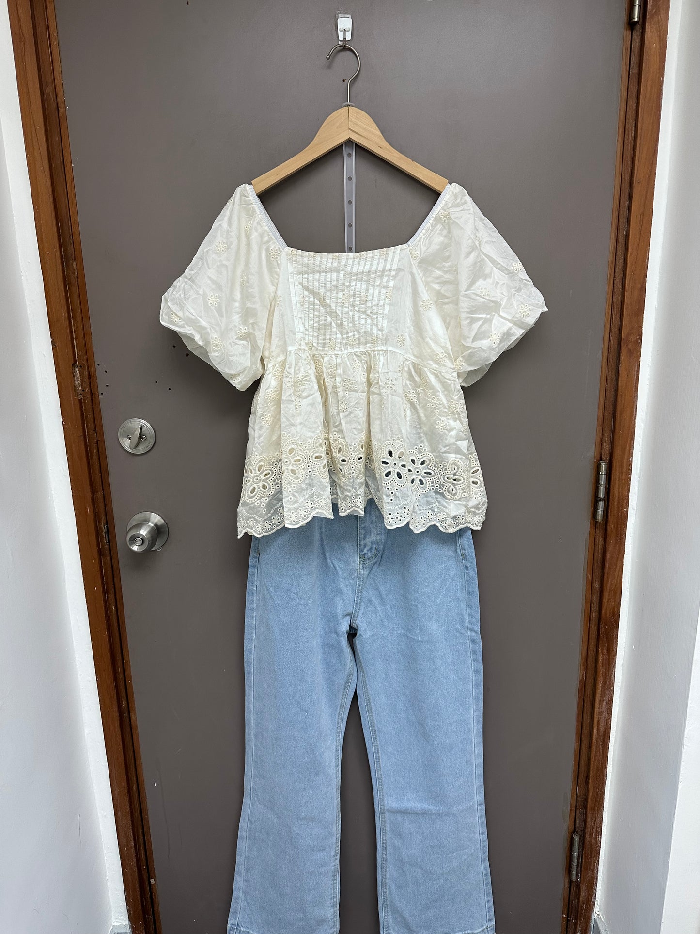 韓系小方領通花邊泡袖上衣 The Small Square Neck Lace Puff Sleeve Top