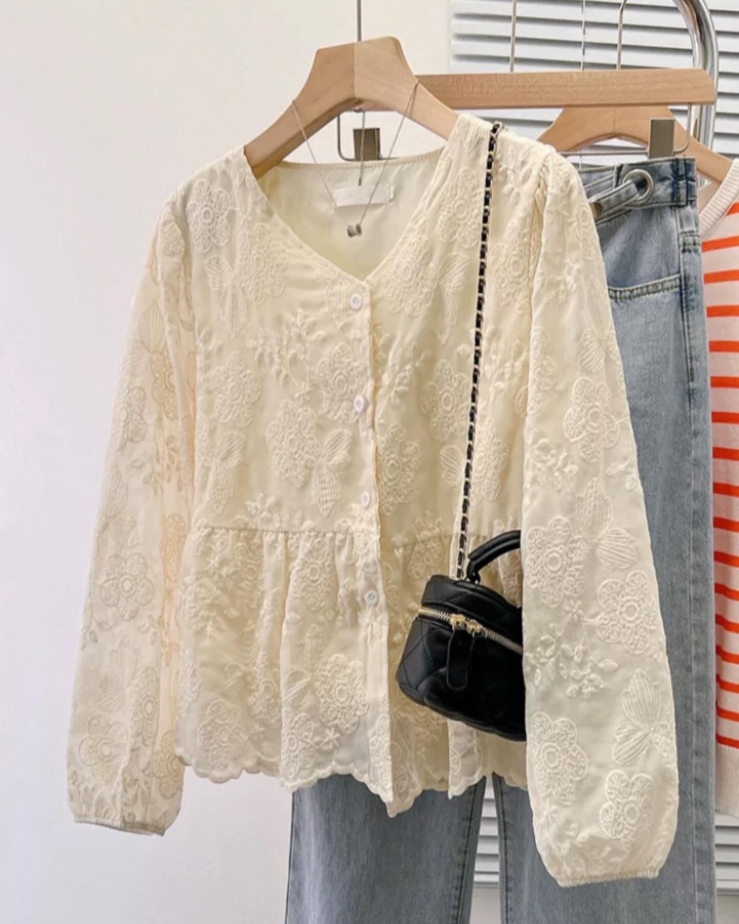 韓系V領小繡花收腰上衣