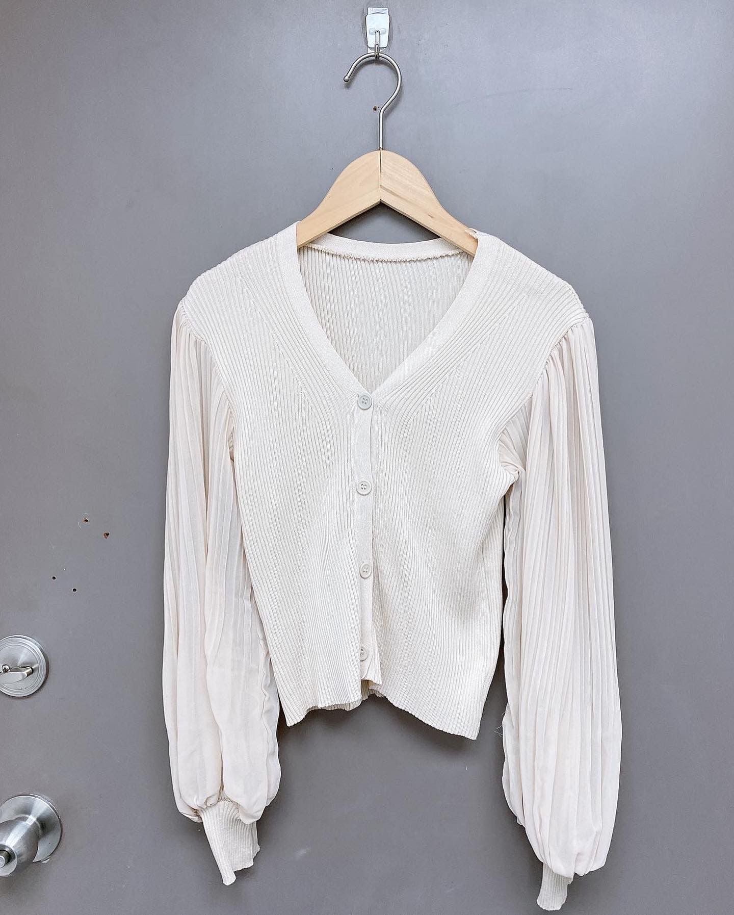 韓系V 領扣子百褶雪紡袖針織上衣 / 荷邊邊短裙