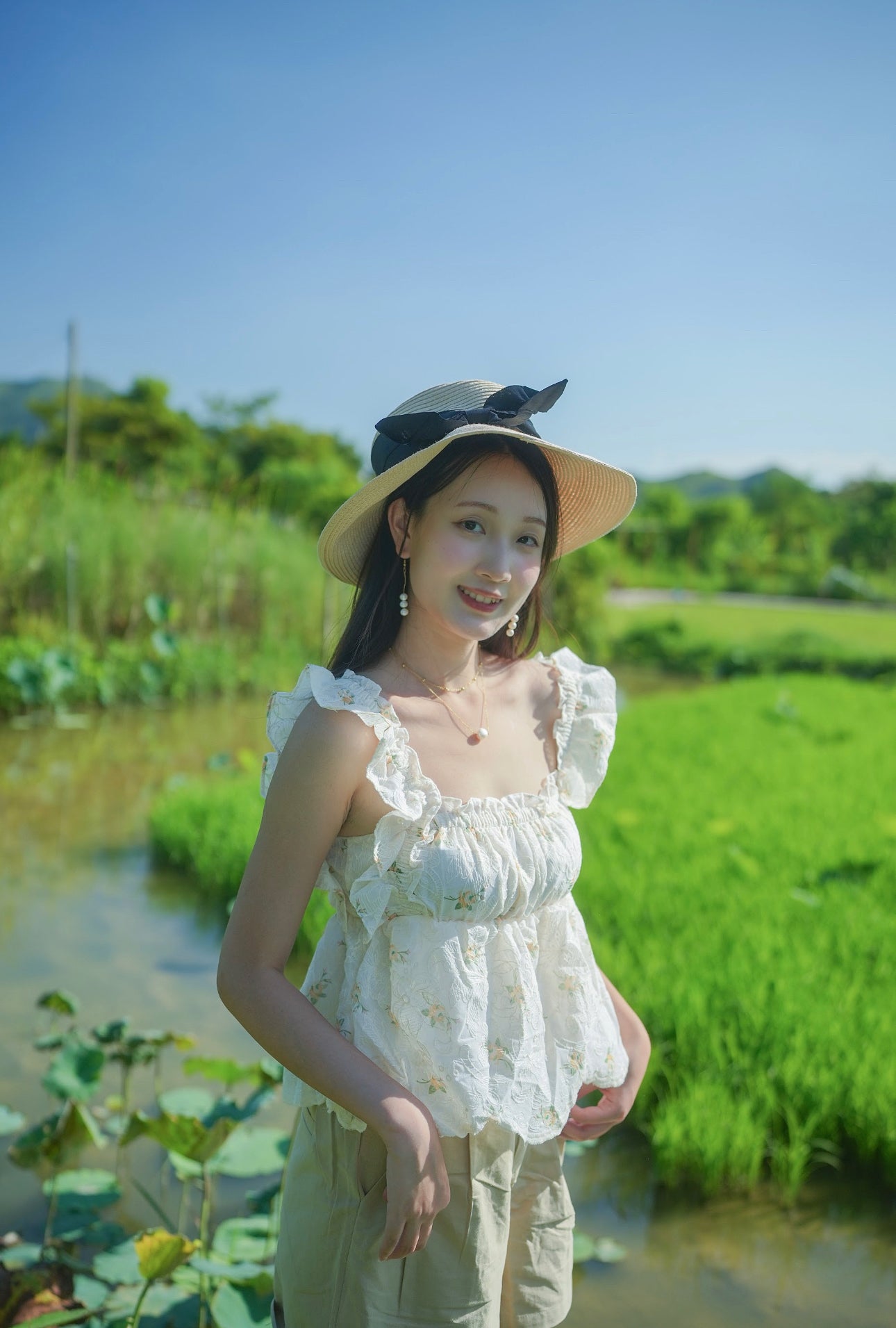 韓系方領荷邊小繡花收腰上衣 The Square Neck Ruffled Small embroidered Vest