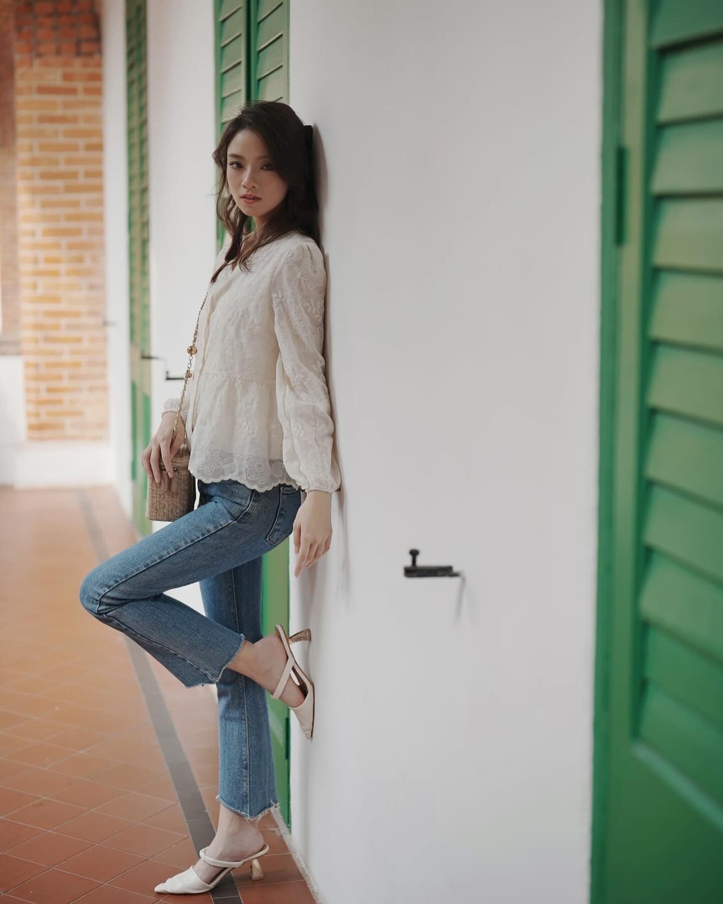 韓系V領小繡花收腰上衣