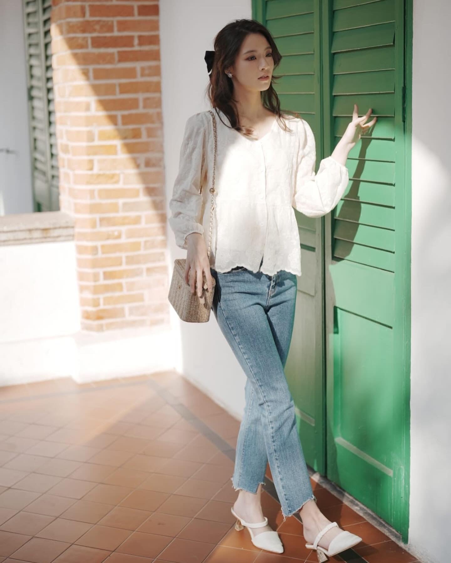 韓系V領小繡花收腰上衣