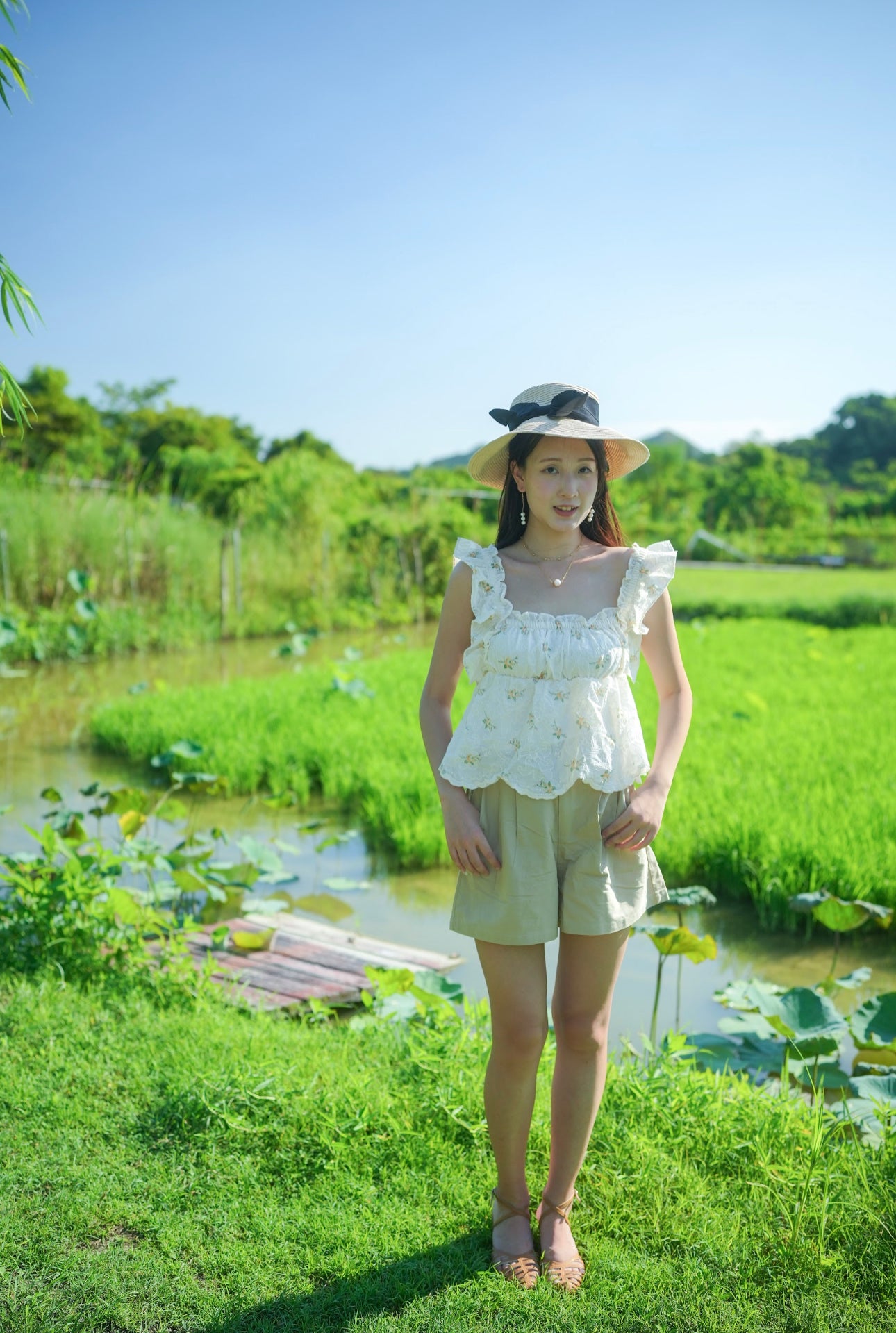 韓系方領荷邊小繡花收腰上衣 The Square Neck Ruffled Small embroidered Vest