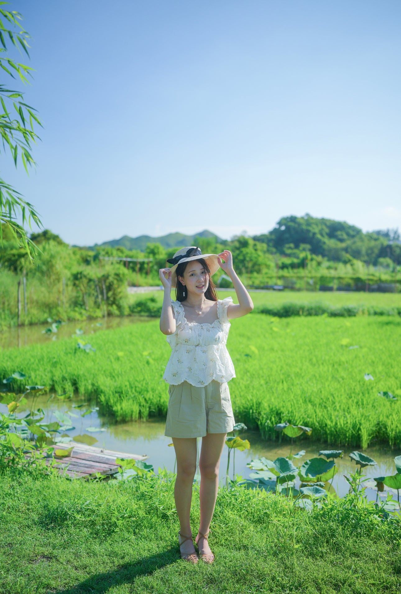 韓系方領荷邊小繡花收腰上衣 The Square Neck Ruffled Small embroidered Vest