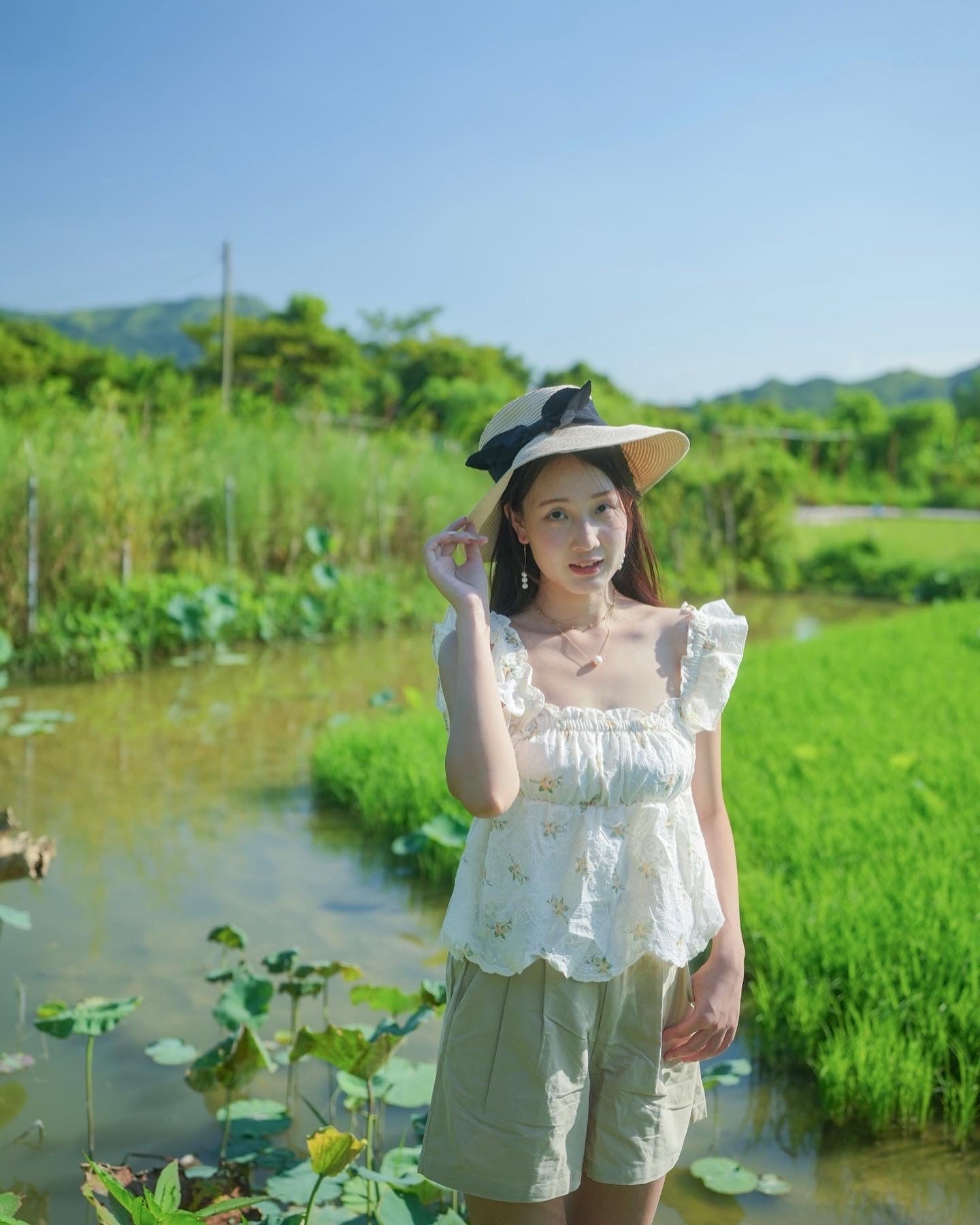 韓系方領荷邊小繡花收腰上衣 The Square Neck Ruffled Small embroidered Vest