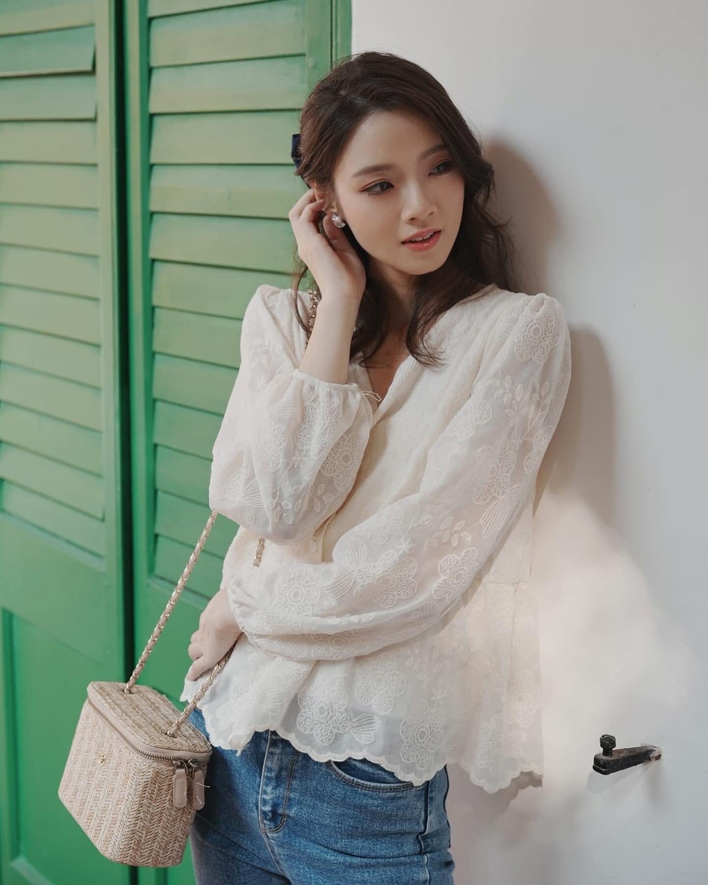 韓系V領小繡花收腰上衣