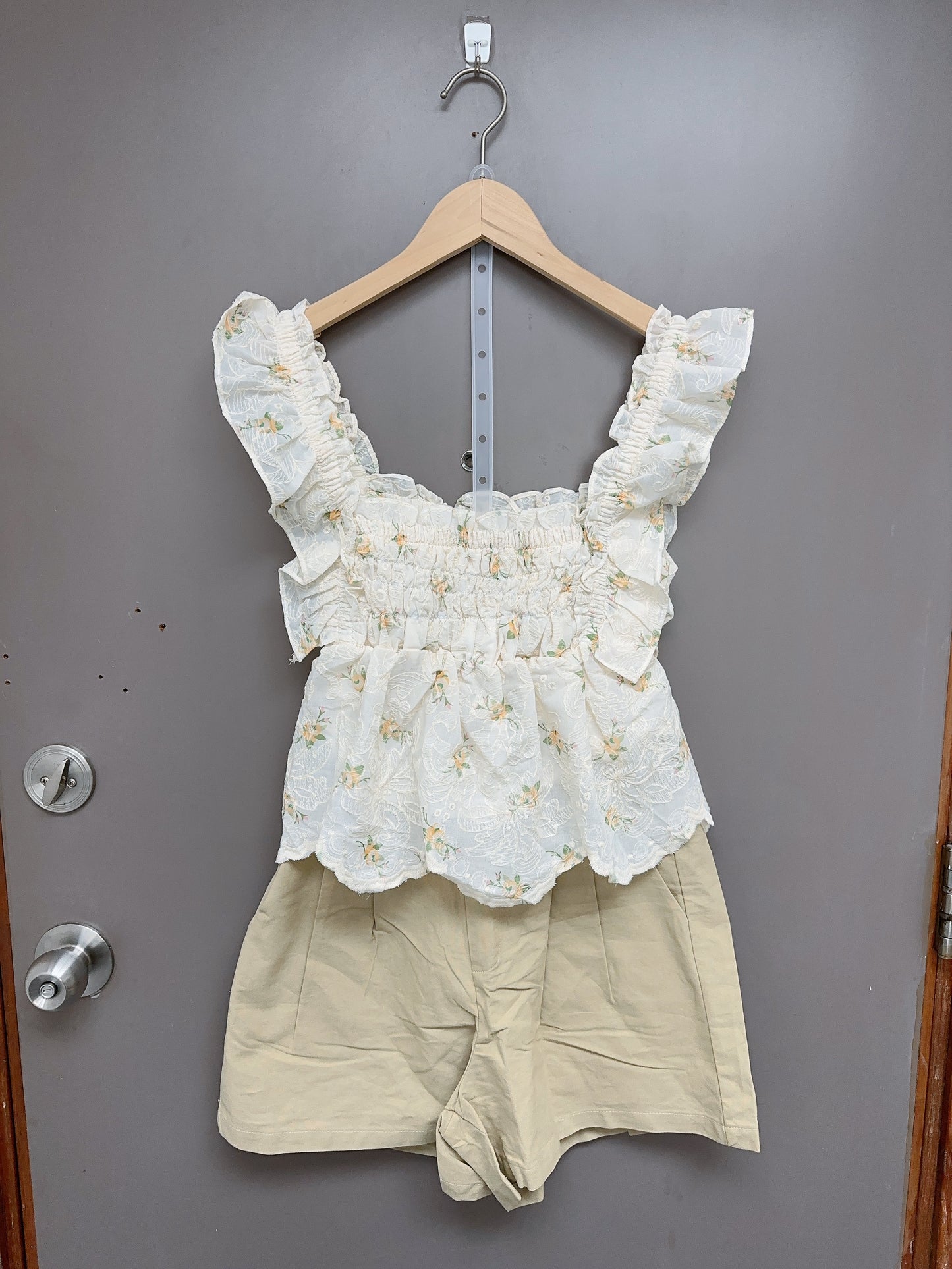 韓系方領荷邊小繡花收腰上衣 The Square Neck Ruffled Small embroidered Vest
