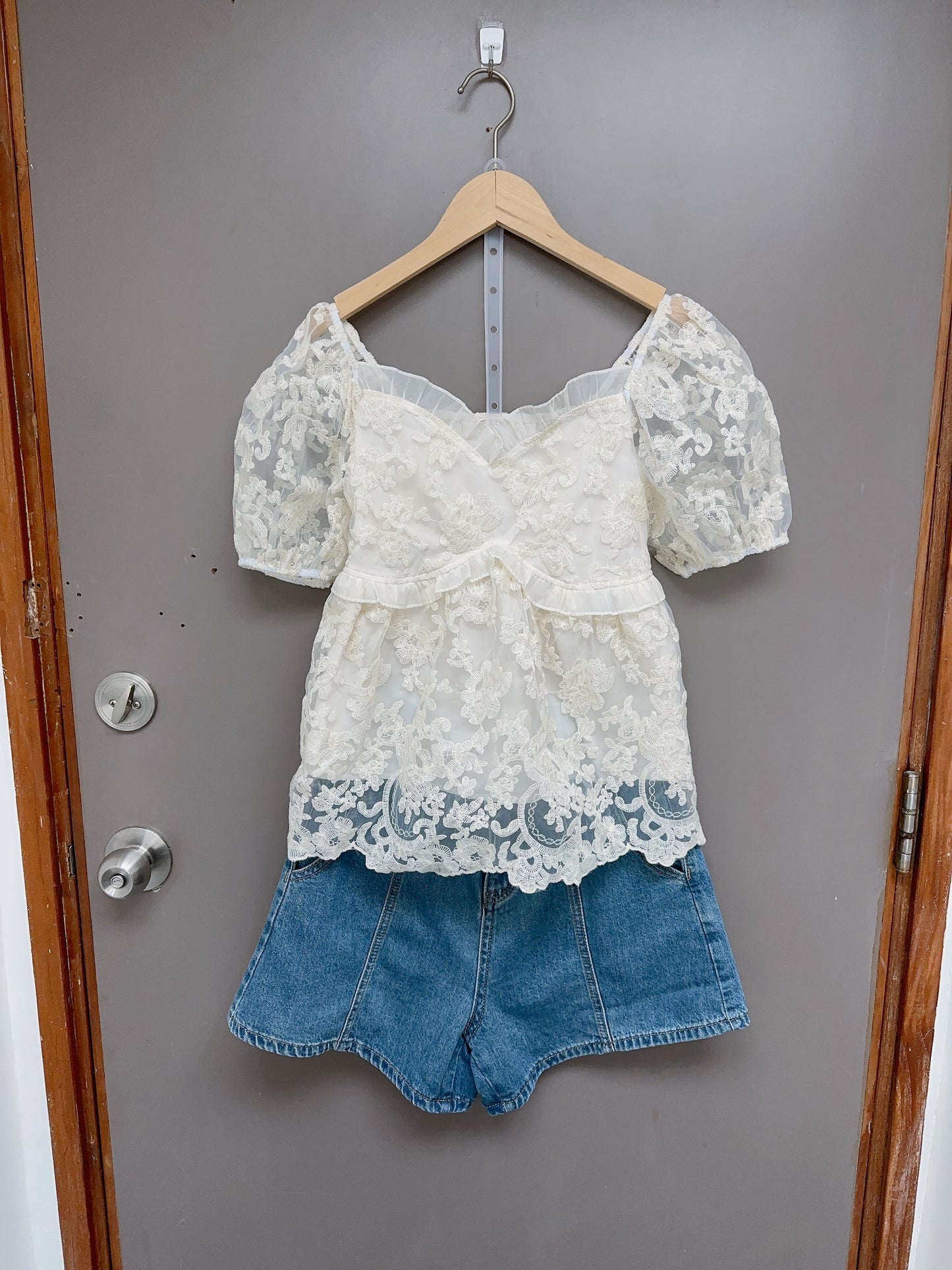 韓系透視蕾絲小繡花收腰上衣