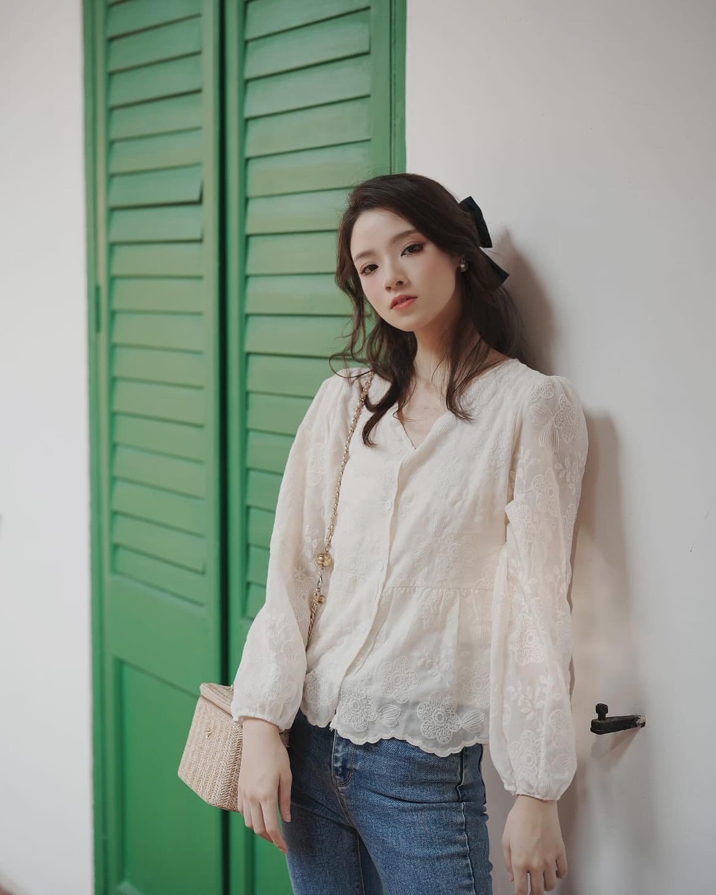 韓系V領小繡花收腰上衣