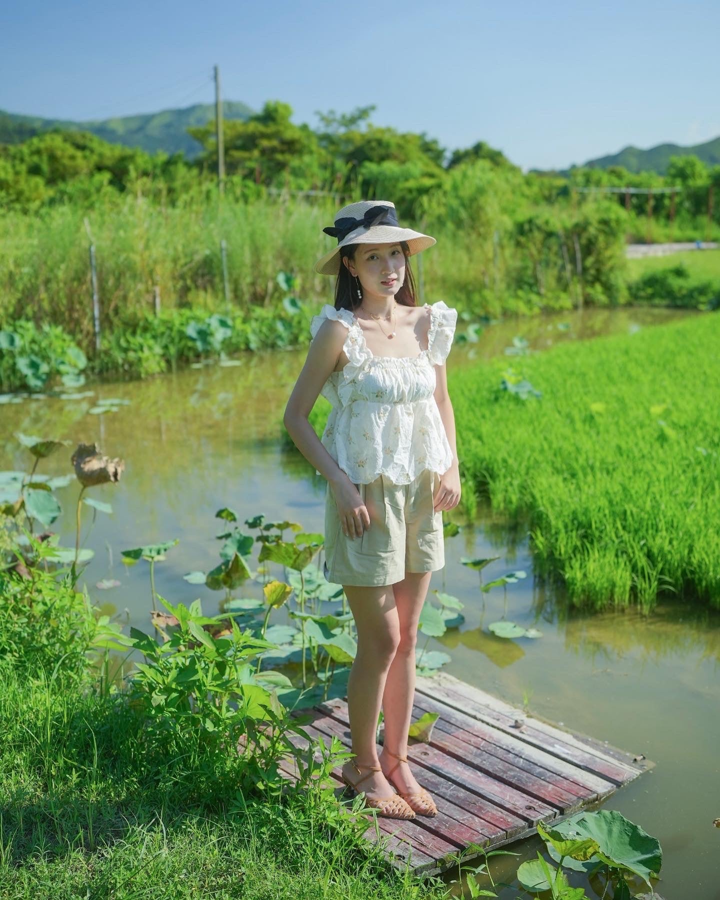 韓系方領荷邊小繡花收腰上衣 The Square Neck Ruffled Small embroidered Vest