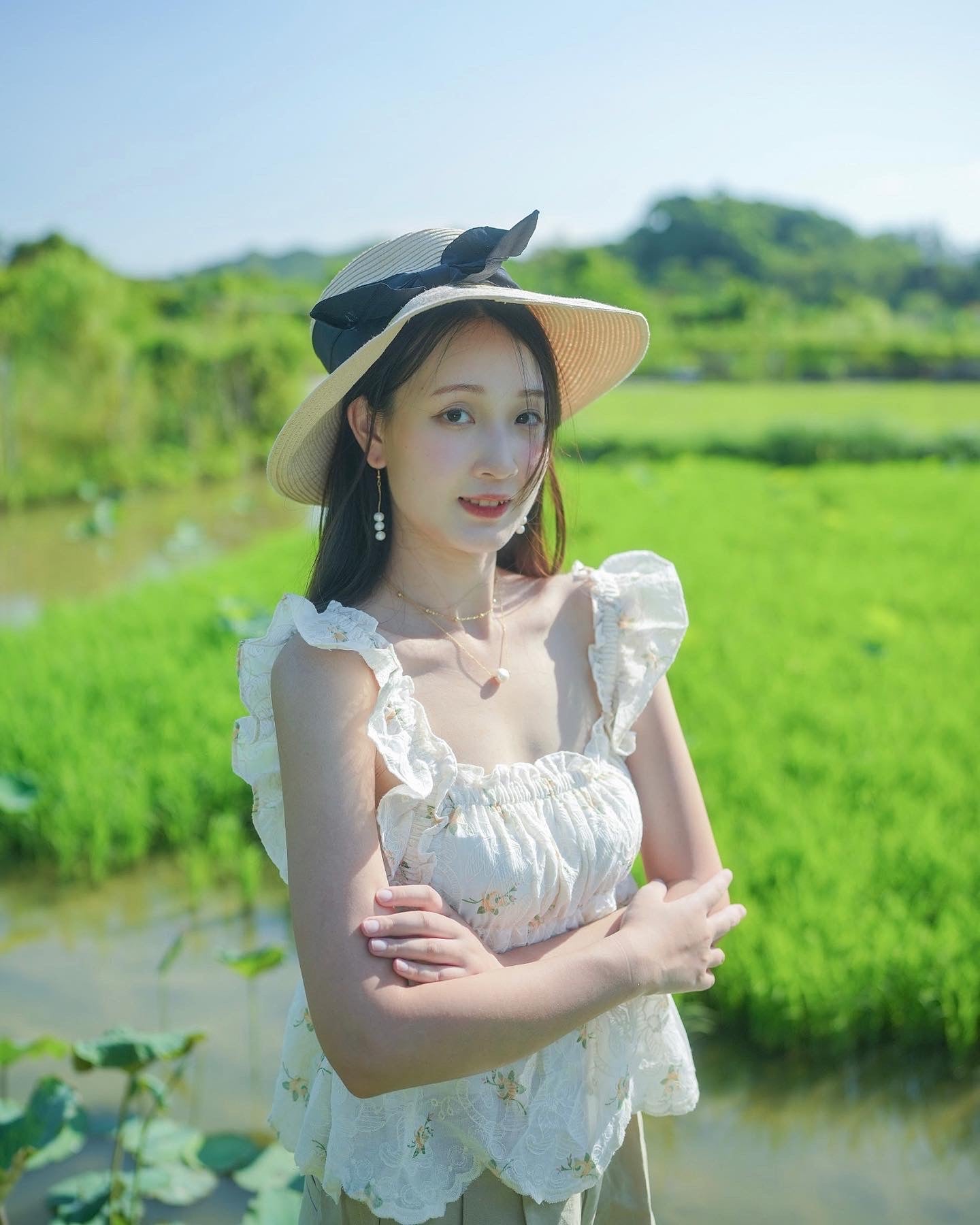 韓系方領荷邊小繡花收腰上衣 The Square Neck Ruffled Small embroidered Vest