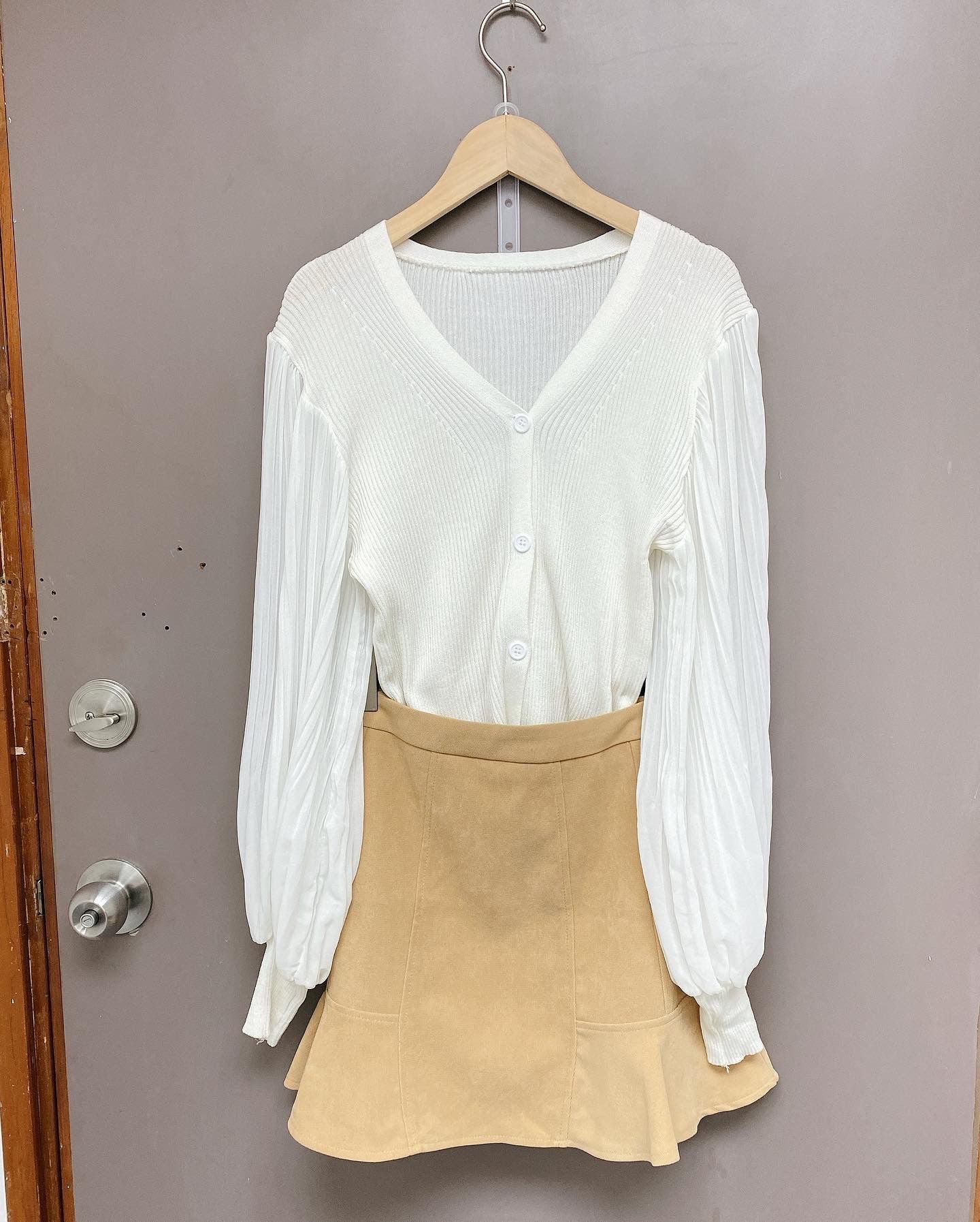 韓系V 領扣子百褶雪紡袖針織上衣 / 荷邊邊短裙