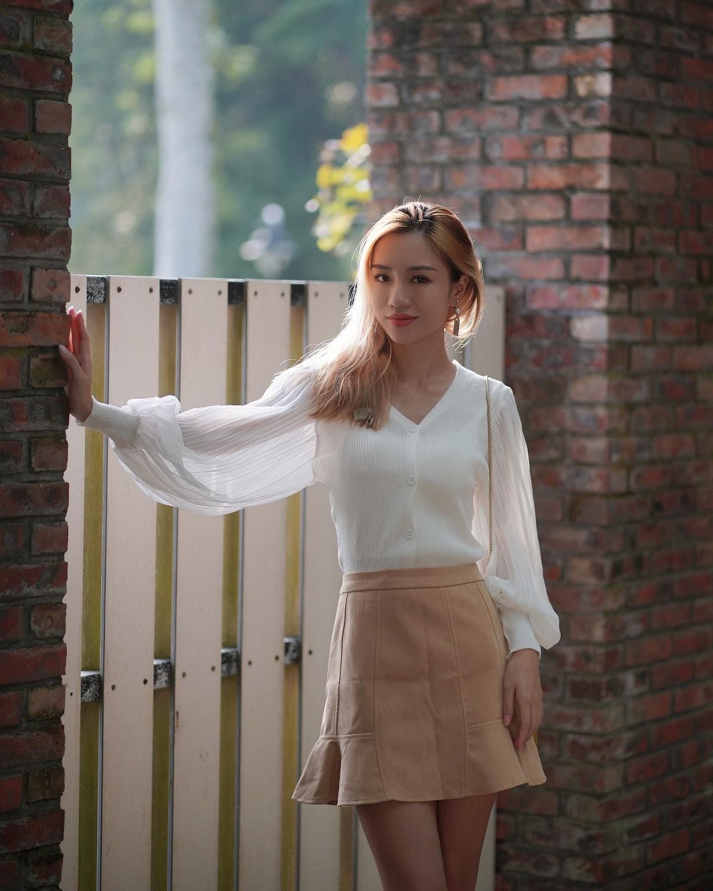 韓系V 領扣子百褶雪紡袖針織上衣 / 荷邊邊短裙