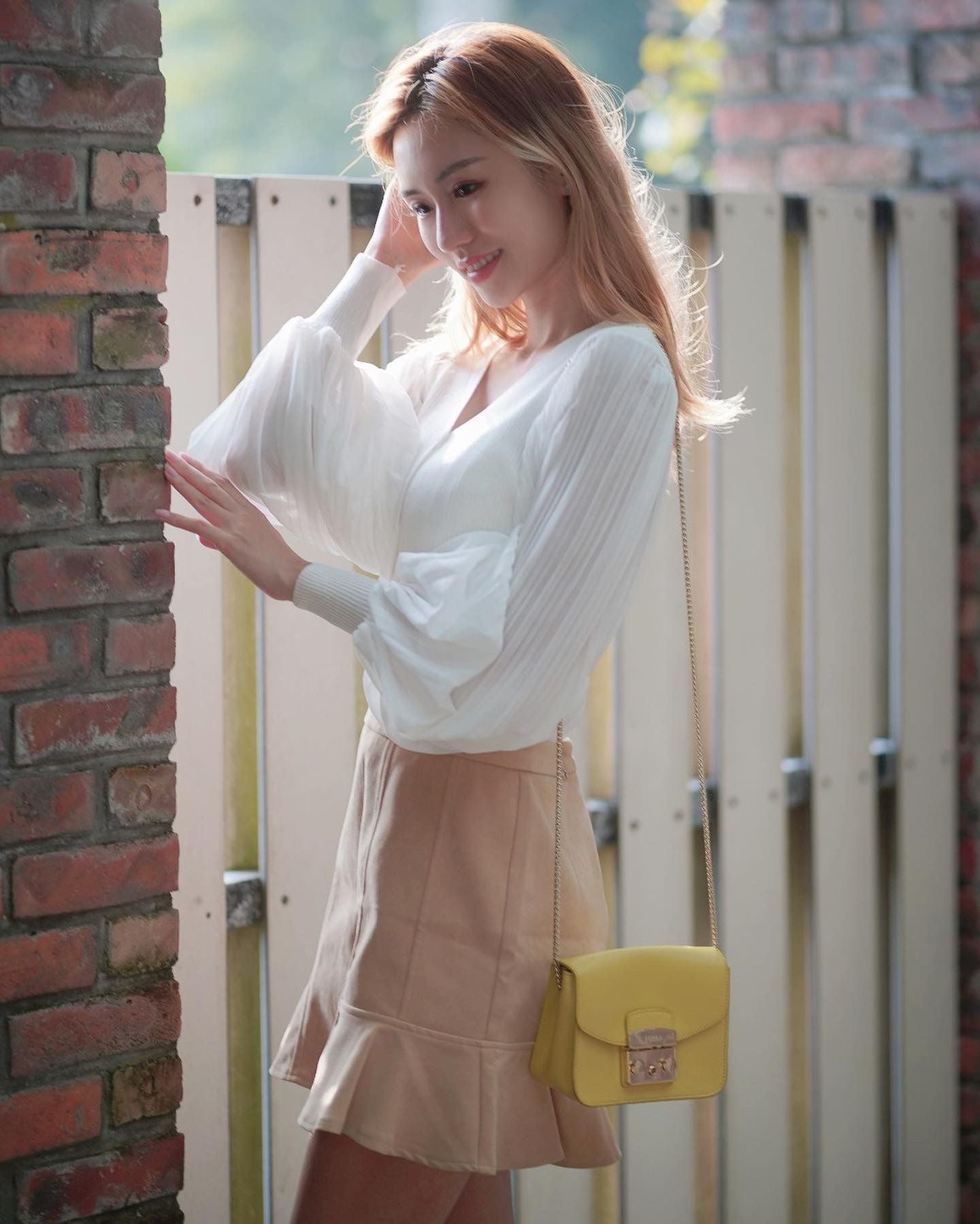 韓系V 領扣子百褶雪紡袖針織上衣 / 荷邊邊短裙