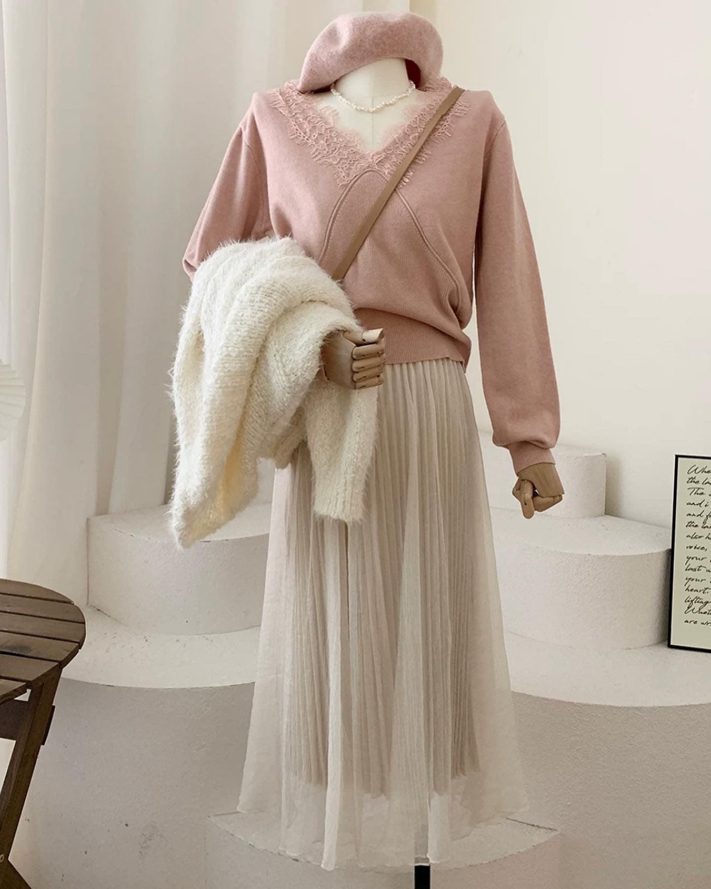 韓系V 領蕾絲邊寬鬆針織上衣